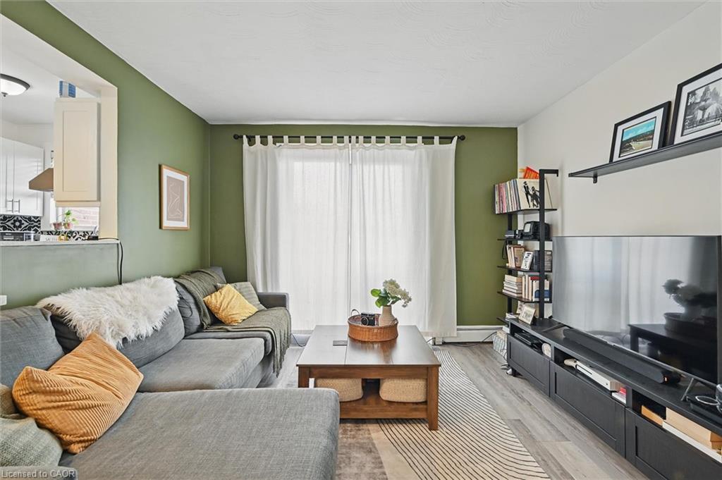 43-2373 King Street E, Hamilton, ON - Indoor Photo Showing Living Room