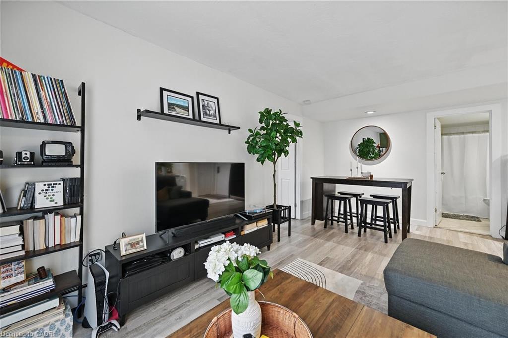43-2373 King Street E, Hamilton, ON - Indoor Photo Showing Living Room