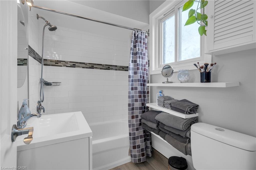 33 Rosedale Avenue, St. Catharines, ON - Indoor Photo Showing Bathroom
