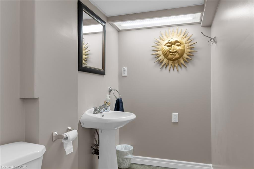 33 Rosedale Avenue, St. Catharines, ON - Indoor Photo Showing Bathroom