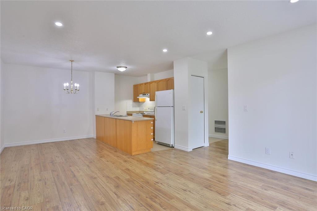 206-345 Briarmeadow Drive, Kitchener, ON - Indoor Photo Showing Kitchen