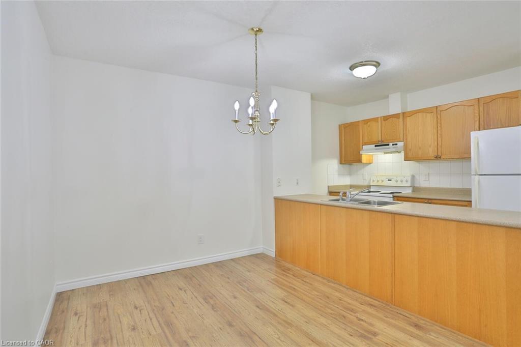 206-345 Briarmeadow Drive, Kitchener, ON - Indoor Photo Showing Kitchen