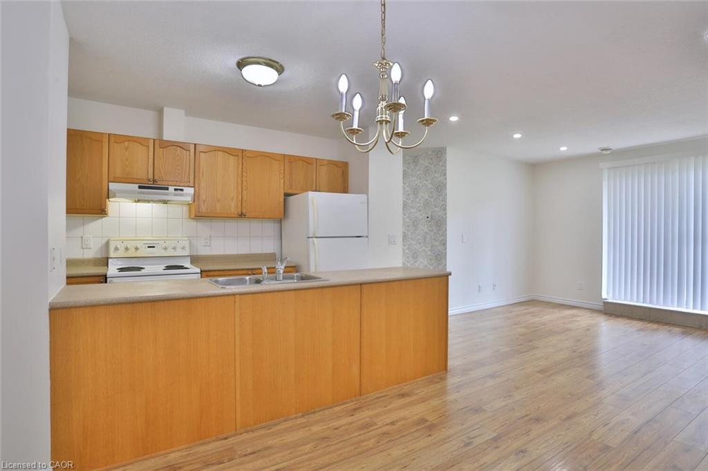 206-345 Briarmeadow Drive, Kitchener, ON - Indoor Photo Showing Kitchen