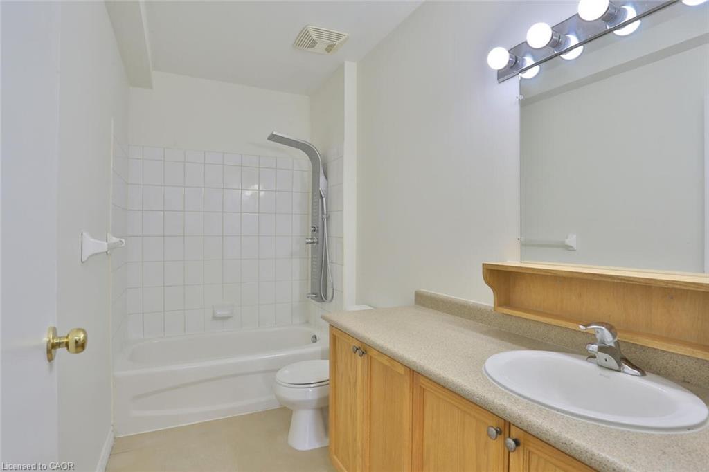 206-345 Briarmeadow Drive, Kitchener, ON - Indoor Photo Showing Bathroom