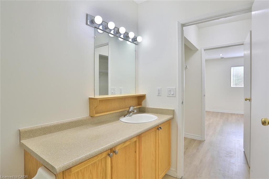 206-345 Briarmeadow Drive, Kitchener, ON - Indoor Photo Showing Bathroom