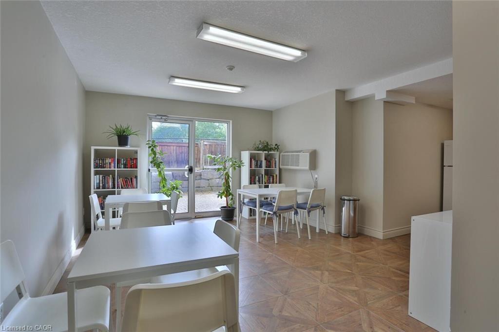 206-345 Briarmeadow Drive, Kitchener, ON - Indoor Photo Showing Dining Room