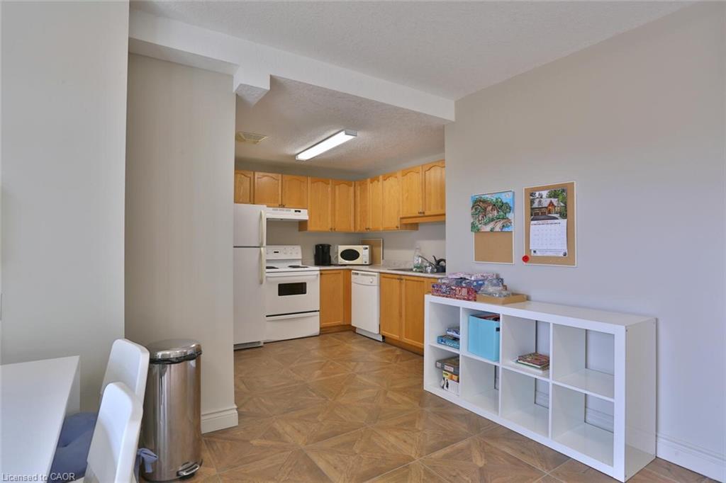 206-345 Briarmeadow Drive, Kitchener, ON - Indoor Photo Showing Kitchen