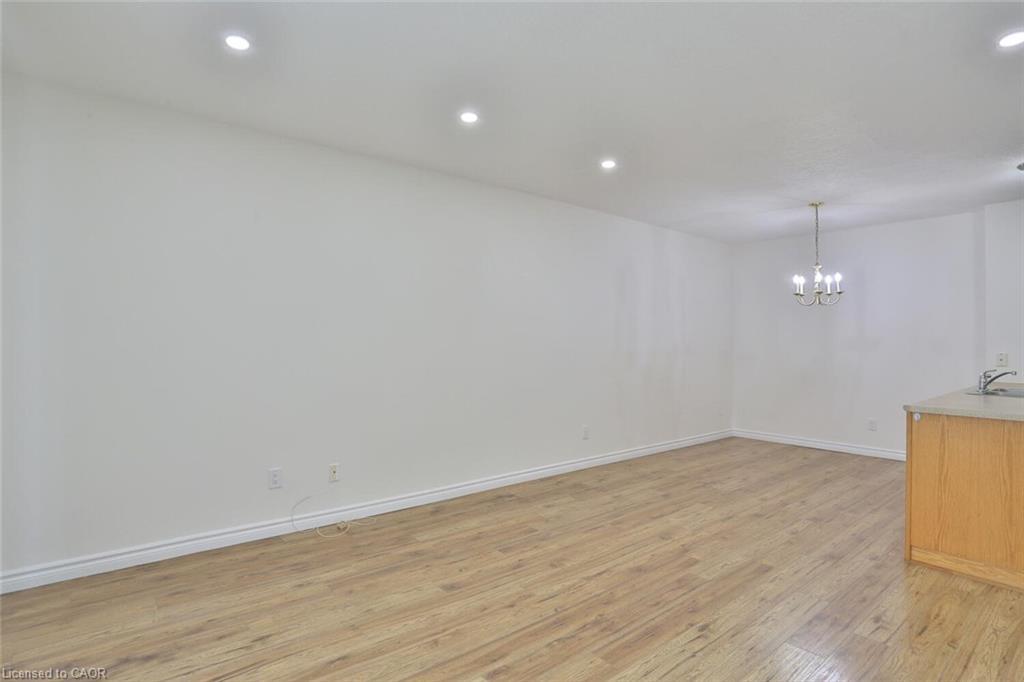 206-345 Briarmeadow Drive, Kitchener, ON - Indoor Photo Showing Other Room