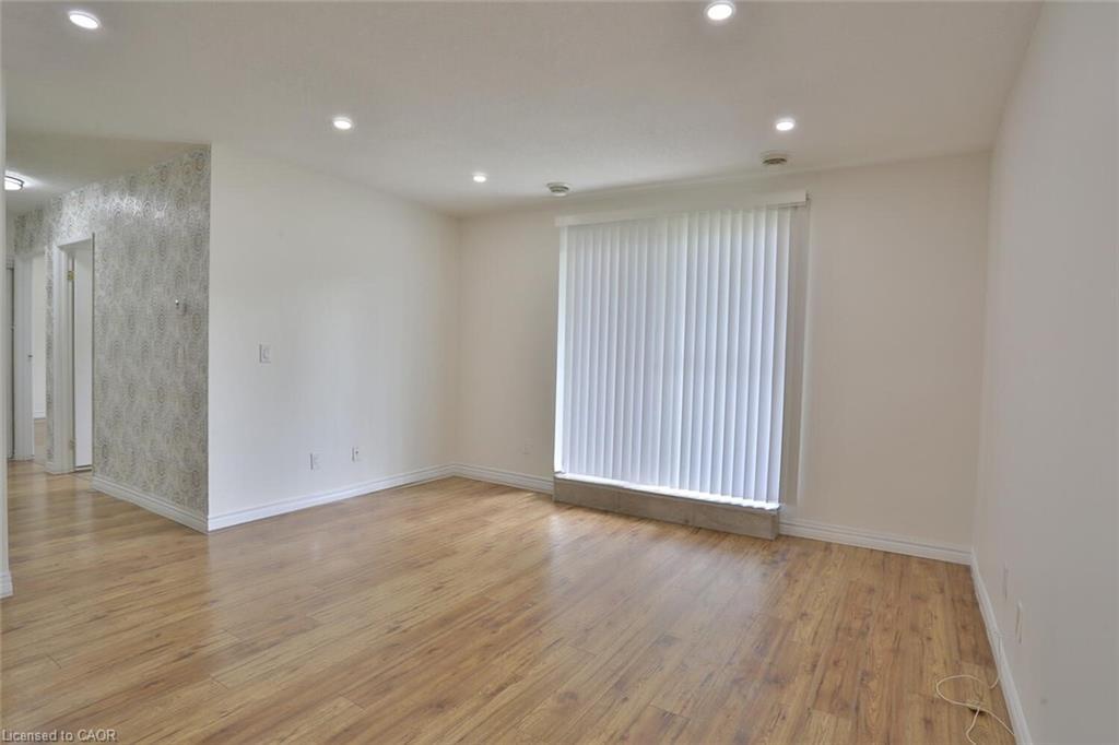 206-345 Briarmeadow Drive, Kitchener, ON - Indoor Photo Showing Other Room