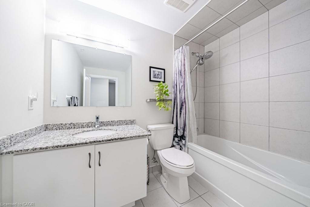 118-16 Concord Place, Grimsby, ON - Indoor Photo Showing Bathroom