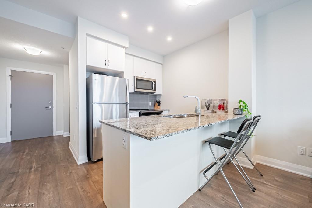 118-16 Concord Place, Grimsby, ON - Indoor Photo Showing Kitchen With Upgraded Kitchen