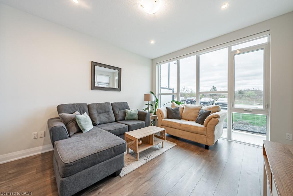 118-16 Concord Place, Grimsby, ON - Indoor Photo Showing Living Room