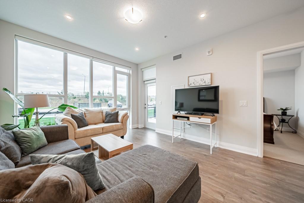 118-16 Concord Place, Grimsby, ON - Indoor Photo Showing Living Room