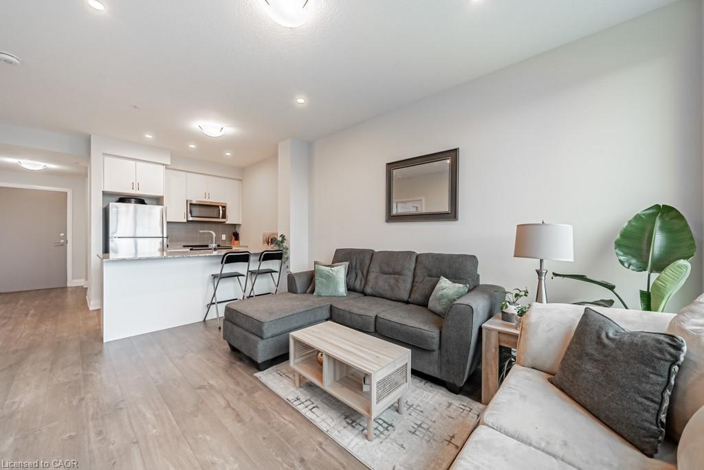 118-16 Concord Place, Grimsby, ON - Indoor Photo Showing Living Room