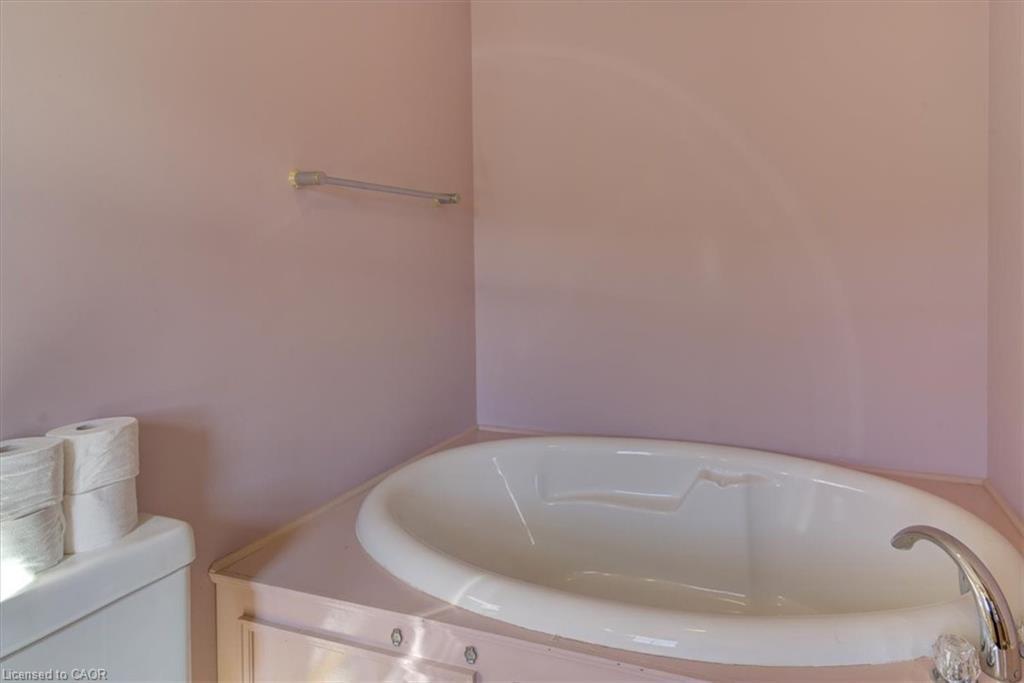 2-42 Donly Drive S, Simcoe, ON - Indoor Photo Showing Bathroom