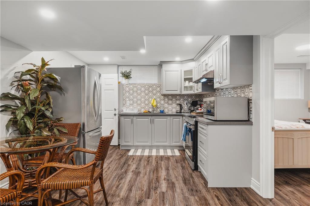 346 Moorlands Crescent, Kitchener, ON - Indoor Photo Showing Kitchen