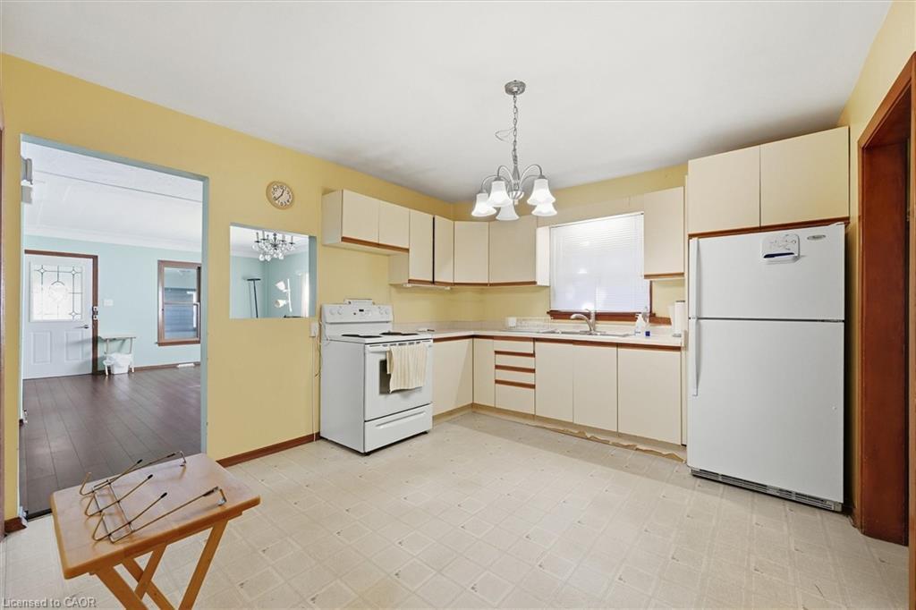 4741 First Avenue, Niagara Falls, ON - Indoor Photo Showing Kitchen With Double Sink