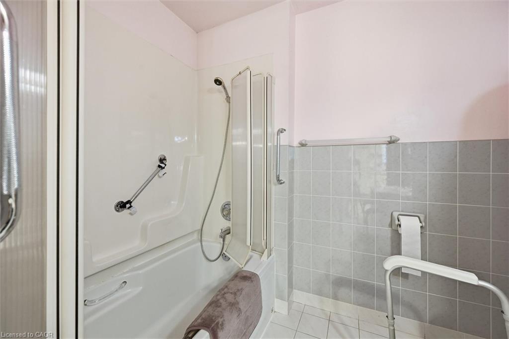 4741 First Avenue, Niagara Falls, ON - Indoor Photo Showing Bathroom