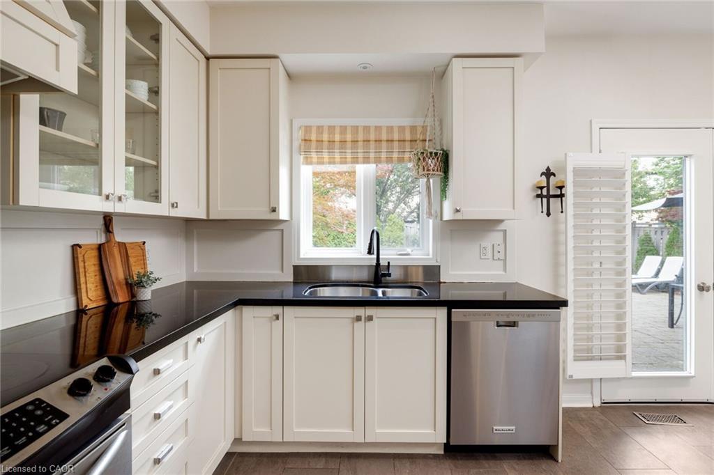2202 Brookhaven Crescent, Oakville, ON - Indoor Photo Showing Kitchen With Double Sink