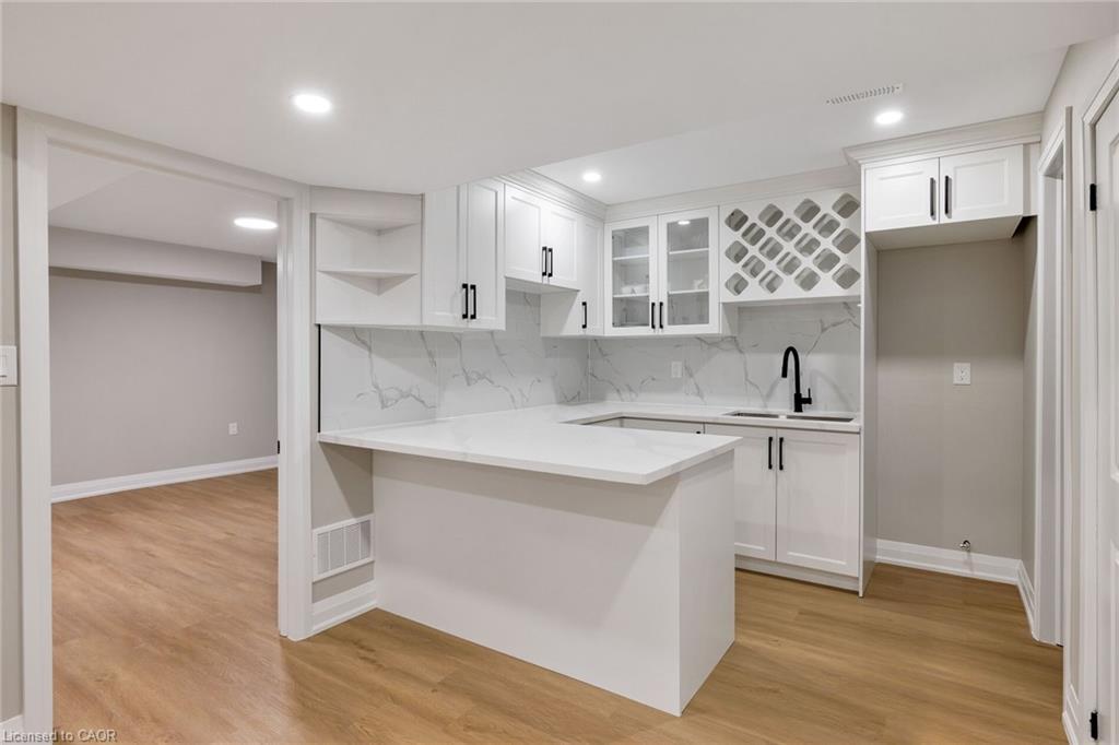 2202 Brookhaven Crescent, Oakville, ON - Indoor Photo Showing Kitchen