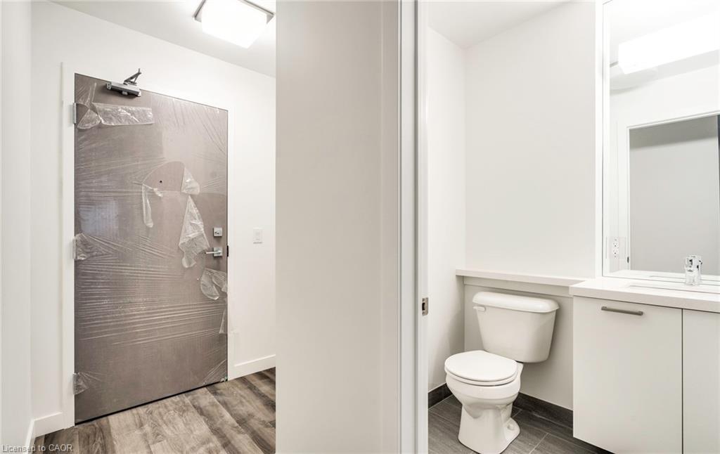 102-479 Charlton Avenue E, Hamilton, ON - Indoor Photo Showing Bathroom