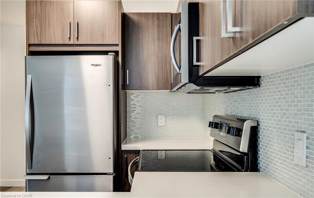 102-479 Charlton Avenue E, Hamilton, ON - Indoor Photo Showing Kitchen