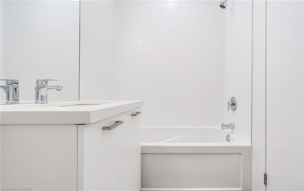 102-479 Charlton Avenue E, Hamilton, ON - Indoor Photo Showing Bathroom