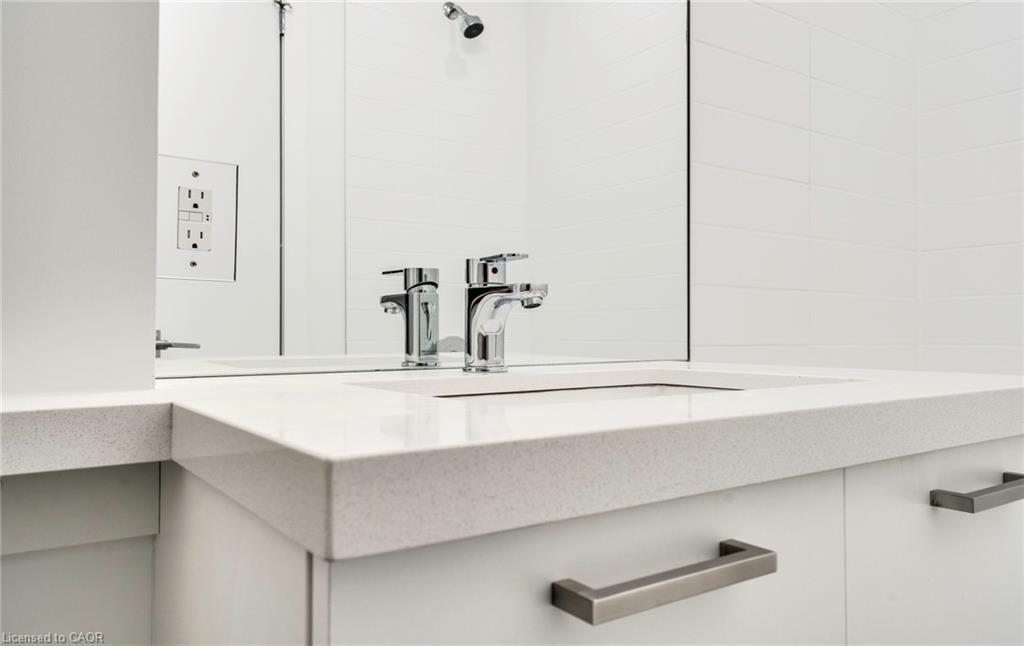 102-479 Charlton Avenue E, Hamilton, ON - Indoor Photo Showing Bathroom