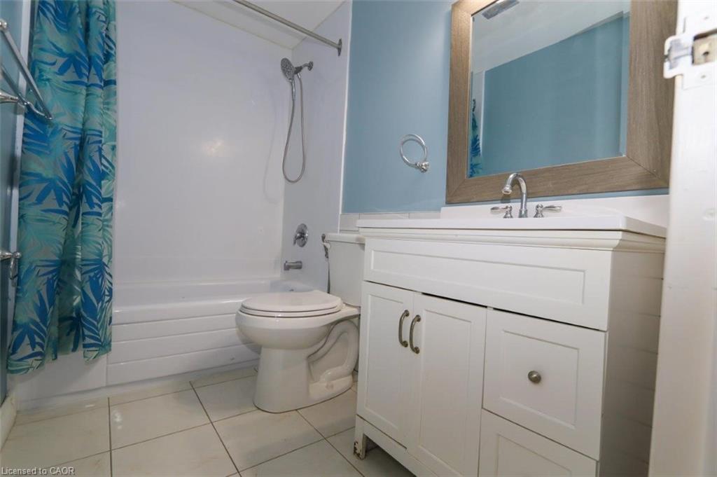 1-411 Keats Way, Waterloo, ON - Indoor Photo Showing Bathroom