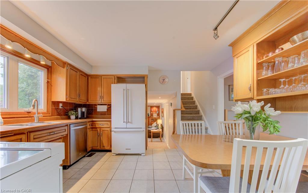 298 Creighton Court, Waterloo, ON - Indoor Photo Showing Kitchen