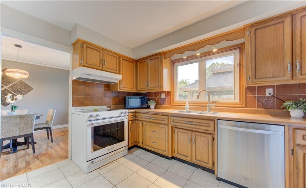 298 Creighton Court, Waterloo, ON - Indoor Photo Showing Kitchen With Double Sink