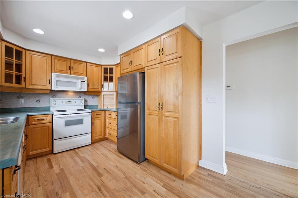 2237 Joyce Street, Burlington, ON - Indoor Photo Showing Kitchen