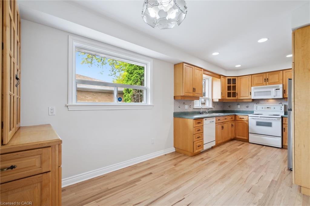 2237 Joyce Street, Burlington, ON - Indoor Photo Showing Kitchen