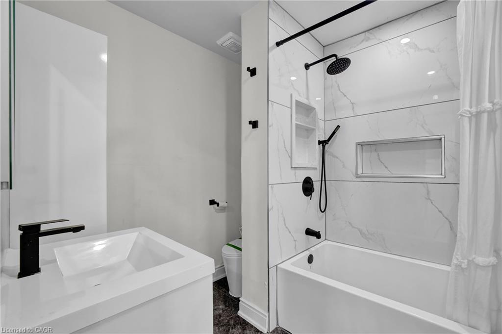 153 Clarence Street, Vaughan, ON - Indoor Photo Showing Bathroom