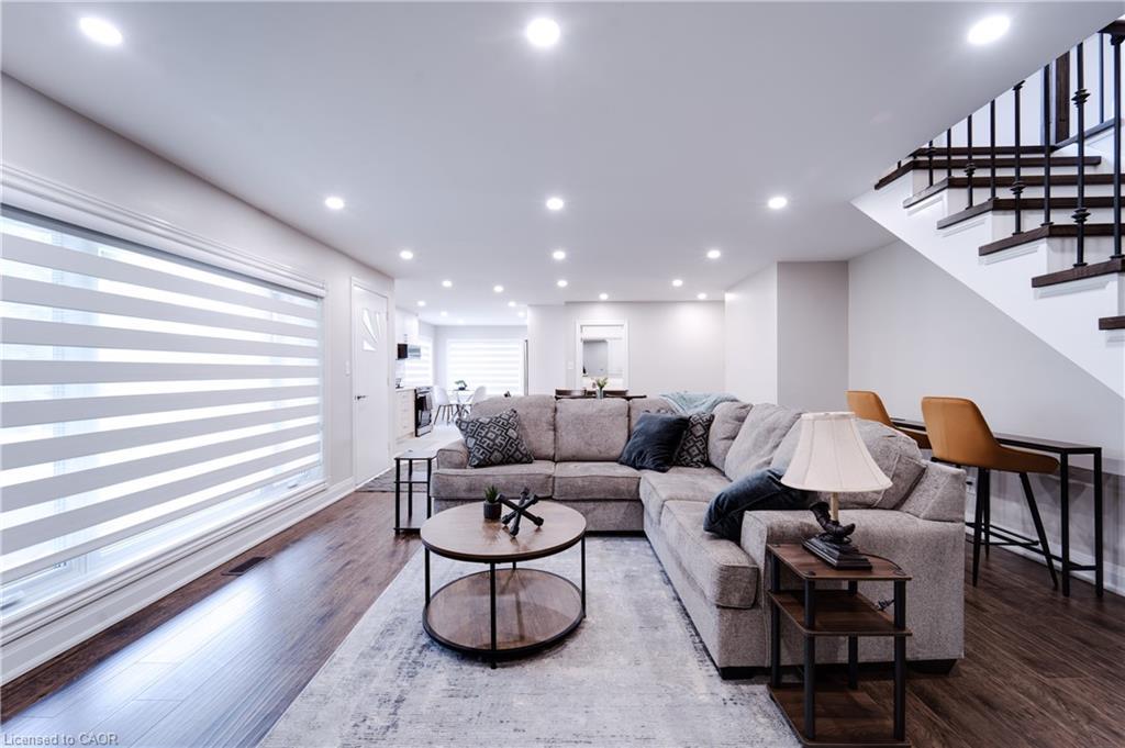 885 Glen Cedar Drive, Peterborough, ON - Indoor Photo Showing Living Room