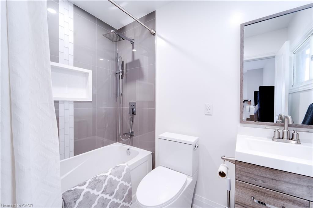 885 Glen Cedar Drive, Peterborough, ON - Indoor Photo Showing Bathroom
