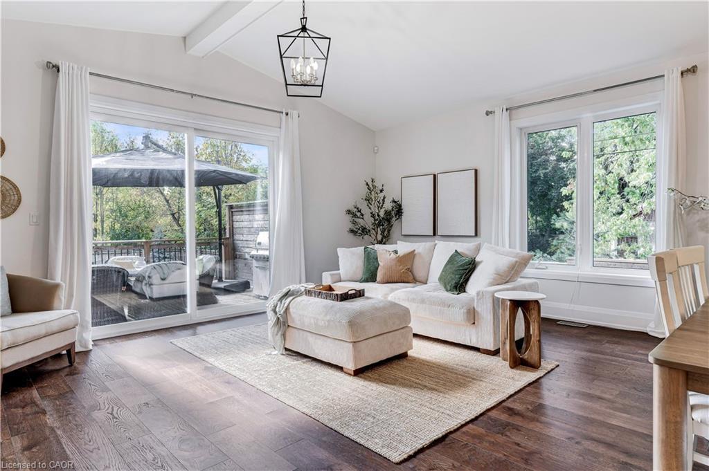 296 Kent Crescent, Burlington, ON - Indoor Photo Showing Living Room