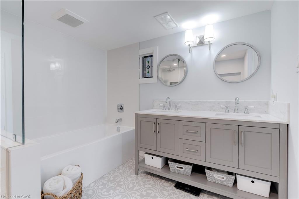 296 Kent Crescent, Burlington, ON - Indoor Photo Showing Bathroom