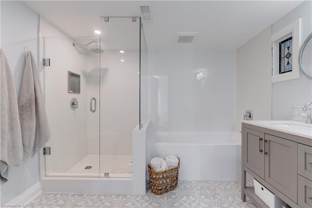 296 Kent Crescent, Burlington, ON - Indoor Photo Showing Bathroom