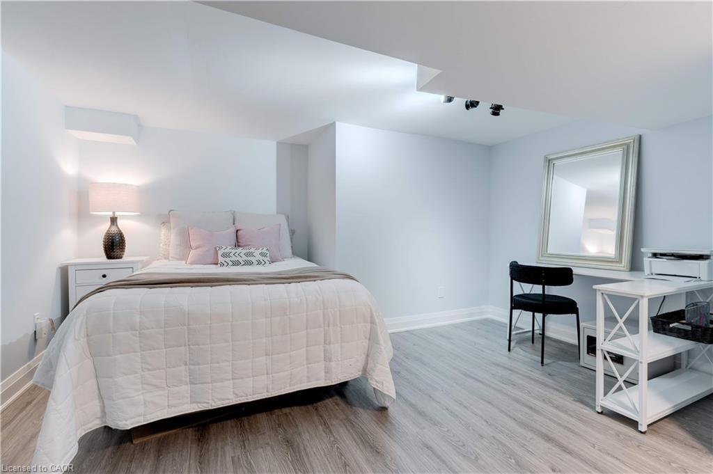 296 Kent Crescent, Burlington, ON - Indoor Photo Showing Bedroom