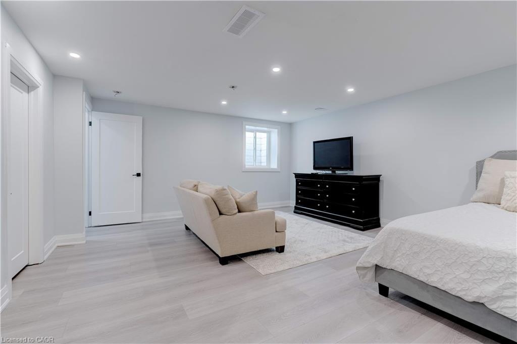 296 Kent Crescent, Burlington, ON - Indoor Photo Showing Bedroom