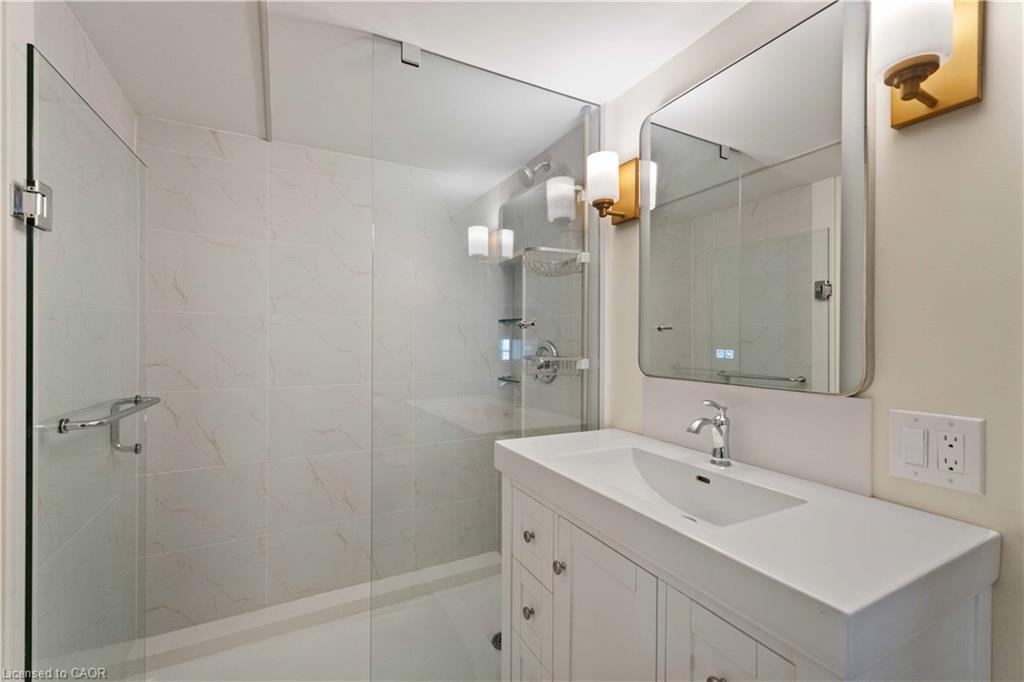 202-50 Main Street, Dundas, ON - Indoor Photo Showing Bathroom