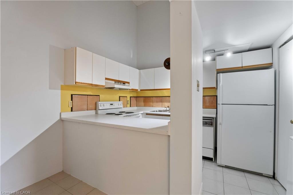 202-50 Main Street, Dundas, ON - Indoor Photo Showing Kitchen