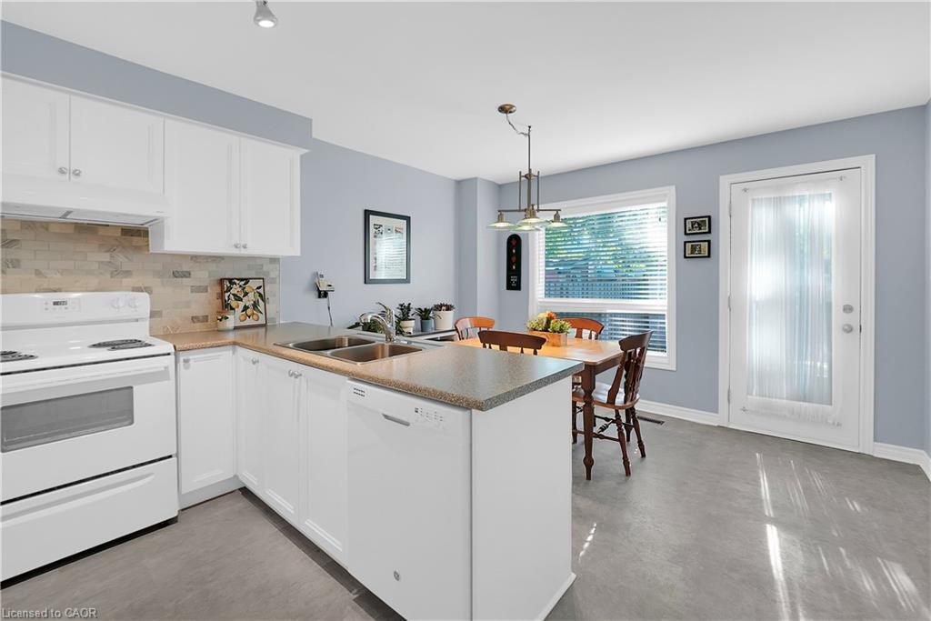 15 Hedgelawn Drive, Grimsby, ON - Indoor Photo Showing Kitchen With Double Sink