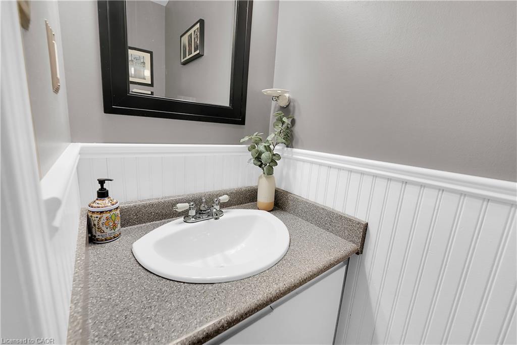 15 Hedgelawn Drive, Grimsby, ON - Indoor Photo Showing Bathroom