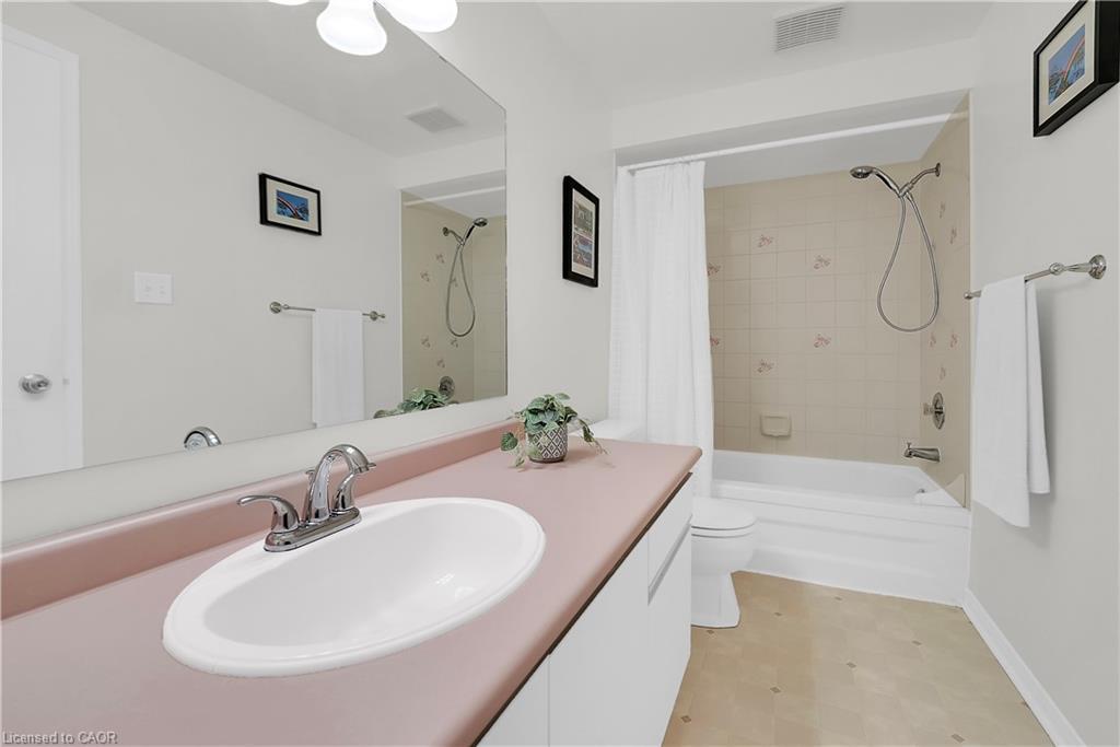 15 Hedgelawn Drive, Grimsby, ON - Indoor Photo Showing Bathroom