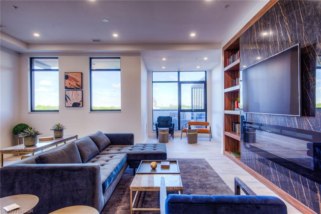 1612-181 King Street S, Waterloo, ON - Indoor Photo Showing Living Room