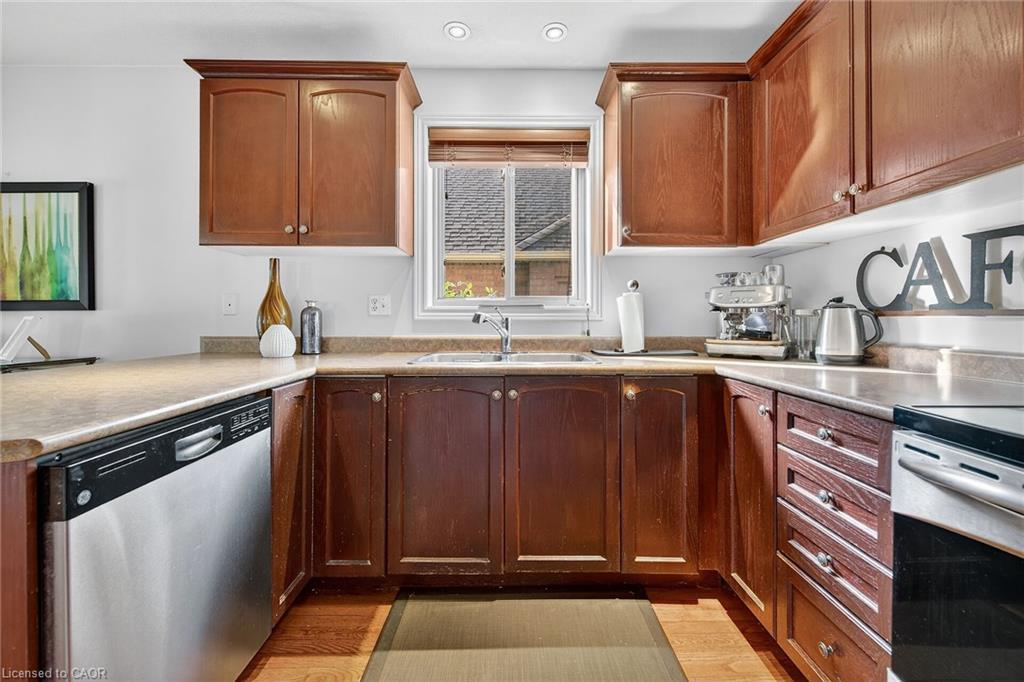 133 Eringate Drive, Stoney Creek, ON - Indoor Photo Showing Kitchen