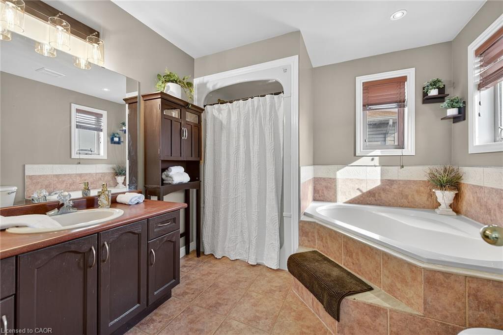 133 Eringate Drive, Stoney Creek, ON - Indoor Photo Showing Bathroom
