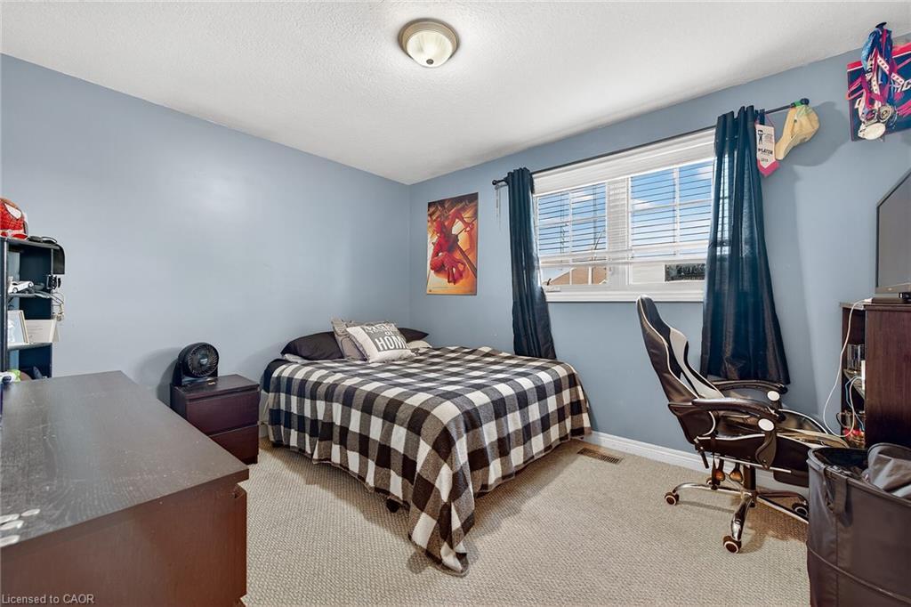 133 Eringate Drive, Stoney Creek, ON - Indoor Photo Showing Bedroom